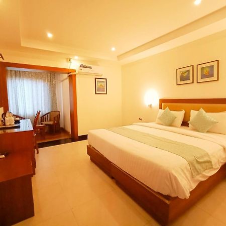 ฮิลล์ พาเลซ โฮเต็ล แอนด์ สปา Hotel Kochi ภายนอก รูปภาพ