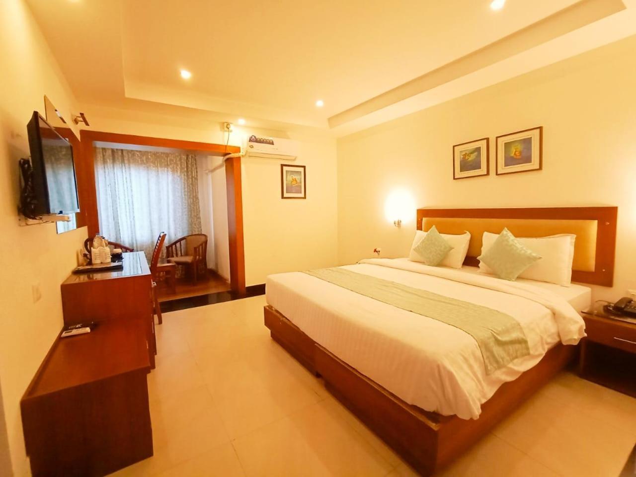 ฮิลล์ พาเลซ โฮเต็ล แอนด์ สปา Hotel Kochi ภายนอก รูปภาพ